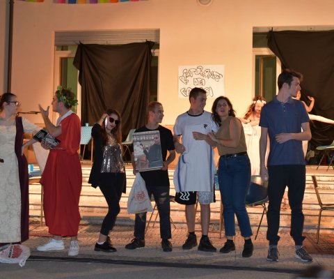 La Classe IVA in scena con lo spettacolo "Il ristorante dei famosi"